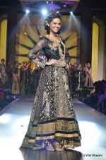 Esha Gupta walk the ramp for Ritu Kumar Show at Wills Lifestyle India Fashion Week 2012 day 5 on 10th Oct 2012 (8).JPG
